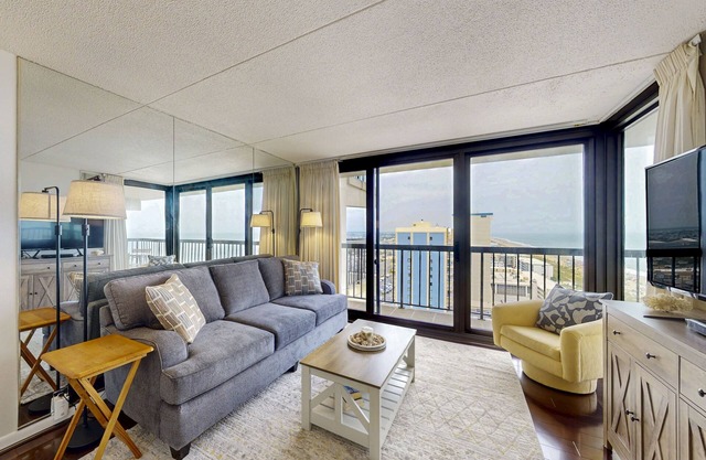 Charming Beach Condo w/Balcony, beach & bay views, Pools, Gym, Tennis, W/D & A/C