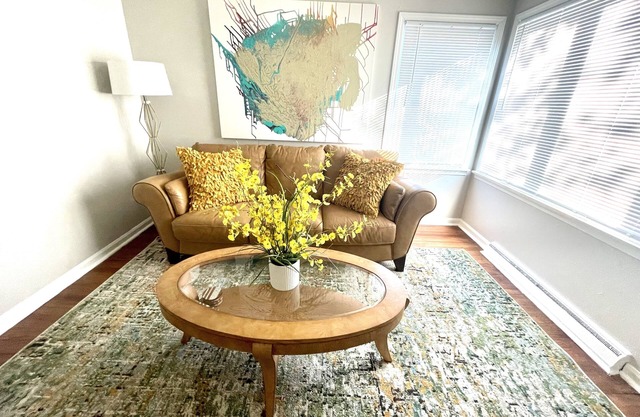 “Charming Beauty” cozy/modern home- min from Great Lakes Mall/entertainment/food