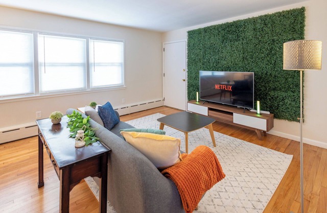 Charming Belleville 1 Bed Pets OK, Parking, Laundry, Fios, Safe, Dog Park Nearby