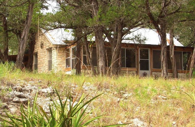 Charming Blanco Riverfont Cottage