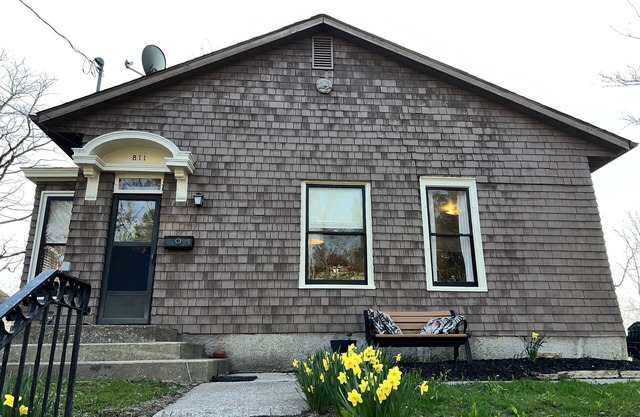 Charming Bungalow Close to Downtown and University of Iowa Campus