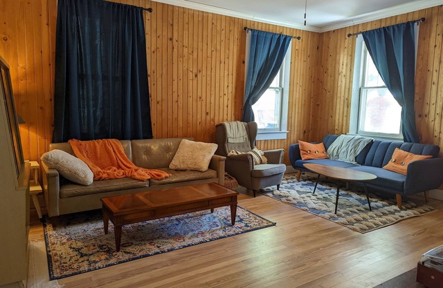 Charming Bungalow in the Heart of Elberton! Short walk to downtown!