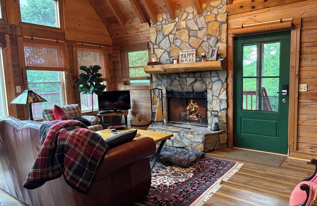 Charming Cabin with Incredible Mountain Views