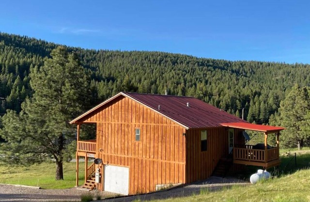 Charming Cabin with Mountain Views on 2 acres
