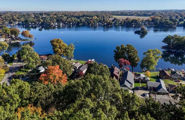 Charming Cape w/King Suite & BBQ — Walk to Portage Lakes!