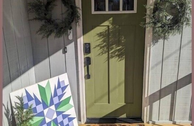 Charming century home in a quiet neighborhood, 3 blocks from downtown Hillsdalen