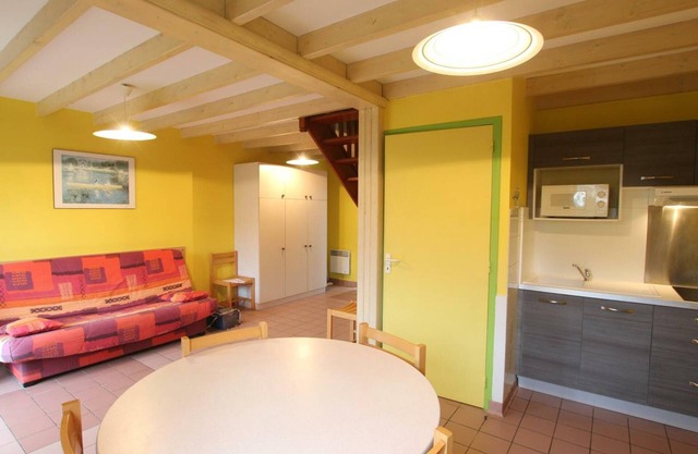 Charming Coastal Cottage with Garden, Near Port, WiFi, Pet-Friendly