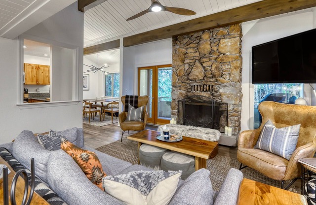 Charming condo near the lake with grill, full kitchen, & W/D