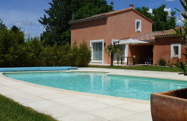 Charming contemporary gîte: wooded property, private pool, Luberon view