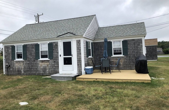 Charming Cottage at Craigville Beach