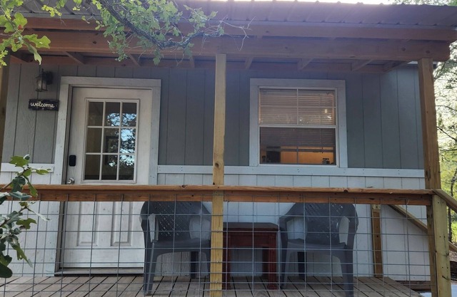 Charming cottage in pleasant Smithville with AC