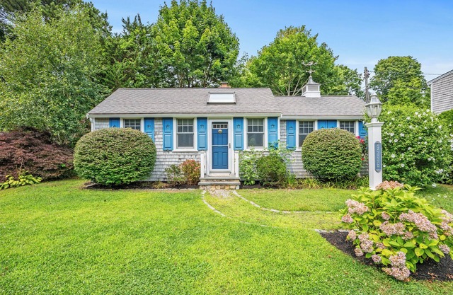 Charming cottage steps to Osterville village. Near Dowses beach. RPMS094