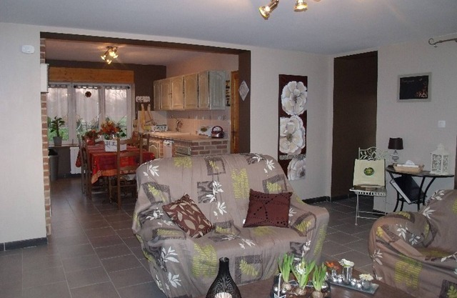 Charming Cottage with Terrace, BBQ, & Playground, near Lille & Belgian Border