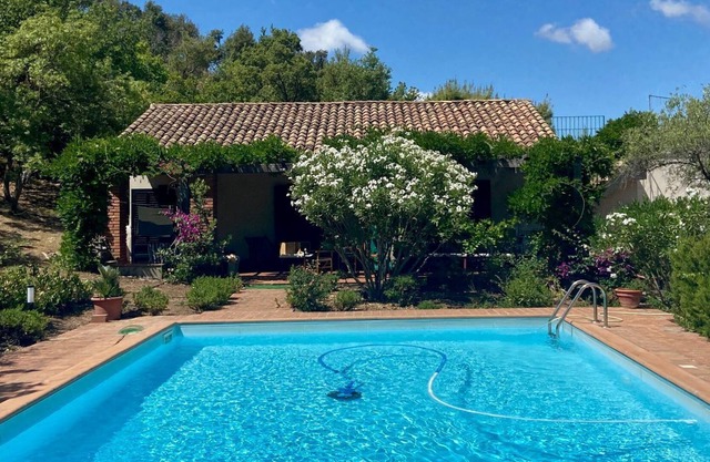 Charming country house with private swimming pool, in a quiet fenced wood