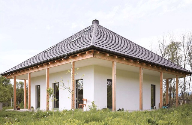 Charming countryside cottage and garden near forest