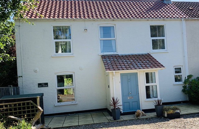 Charming, dog friendly fisherman’s cottage - moments from the beach