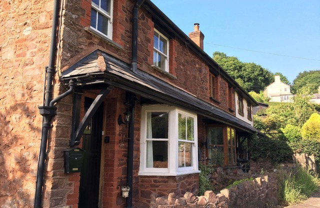 Charming Exmoor cottage in tranquil setting near mediaeval village of Dunster