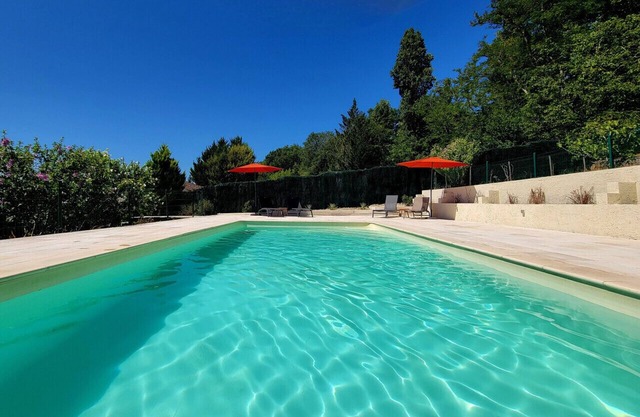 Charming cottage with pool, air-Con, views & high speed WiFi