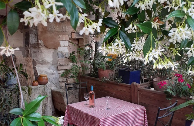 Charming in the center of the village of Maussane Les Alpilles with patio