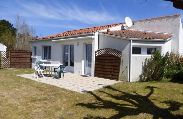 Charming 3-room house with mezzanine, terrace & parking, 5km from beaches - sleeps 6