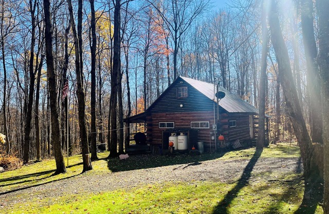 Charming Full Bed & 2 Twin Bed cabin w/AC, Heat, WiFi in lovely Cooperstown,