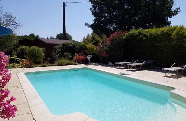 Charming garden level with 100% PRIVATE SWIMMING POOL and wooded garden