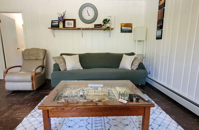 Charming garden cottage on the bike path with Scenic backyard in Harbor Springs