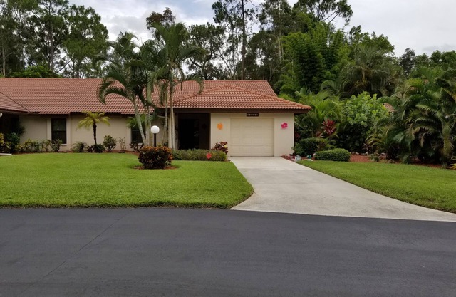 Charming Gated Community, Walk to Bell Tower, Near Beach. 3-Month Min Stay