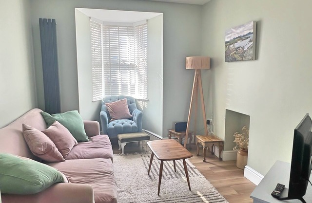 Charming 3 Bed Townhouse Near Llanddwyn Beach
