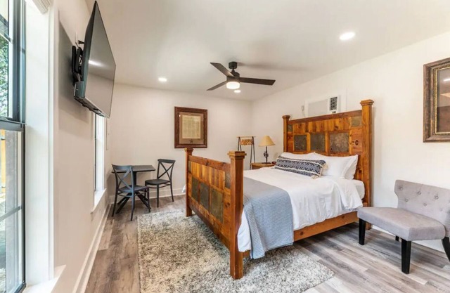 Charming guest studio in the heart of Liberty Hill