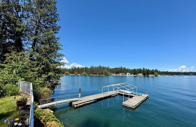 Charming Hayden Lakefront near Honeysuckle Beach and minutes to town