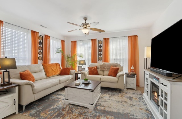 Charming Home with King Bed, Fenced Yard, WiFi in the Heart of Quaint Cedartown