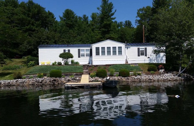 Charming House 13 feet from lake with Breathtaking Water Views for Rent