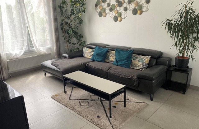 Charming house five minutes walk from the Ligne H train station. 30 minutes from Paris.