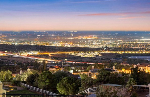 Charming house in fabulous Palmdale with amazing lake view and WiFi