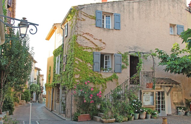 CHARMING HOUSE in the heart of the village
