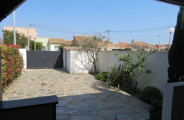 Charming House with Terrace, BBQ, and Parking, Steps from Beach and Shops – Sleeps 6