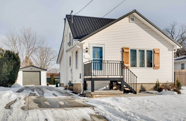 Charming Iowa Abode Near Knoxville Raceway!