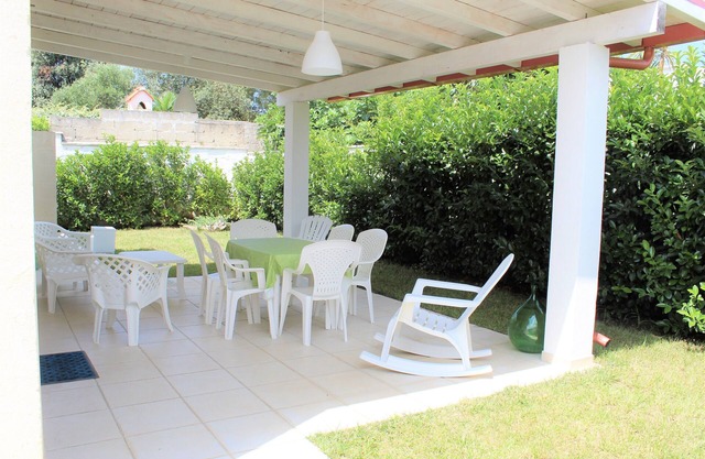 Charming house surrounded by green c. a.150 mt from the beautiful sea