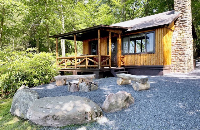 Charming Lake Front Log Cabin with Fire Pit in the Poconos