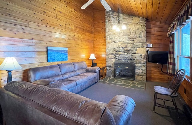 Charming Lake View Cabin in the Poconos on Private Resort