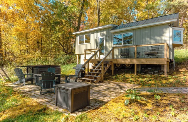 Charming "Little House" at Buckleberry View.Gorgeous View.Hot Tub