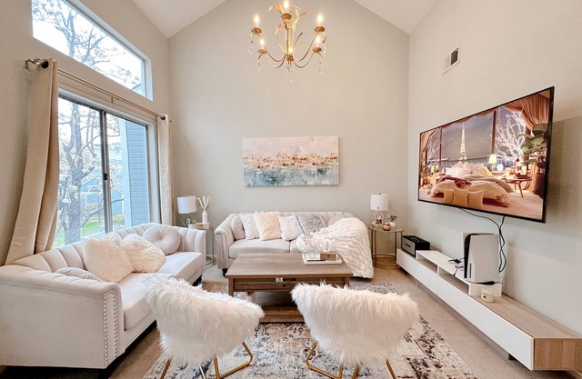 Charming Luxury 2BR w/Monitor & Adjustable desk