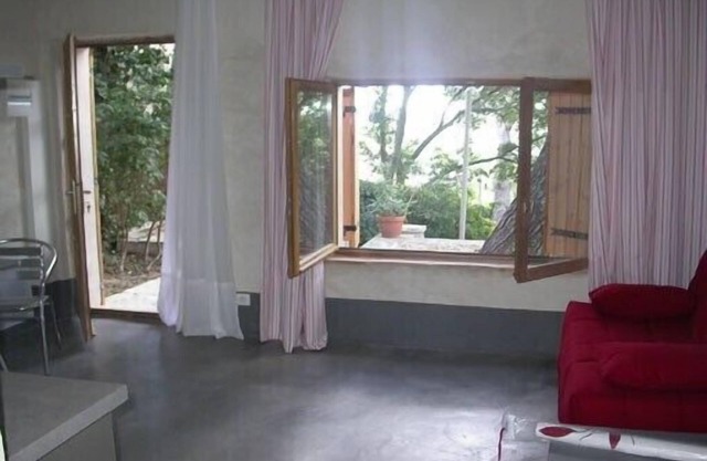 Charming Mazet, completely renovated, very quiet, in pine forest, near the center