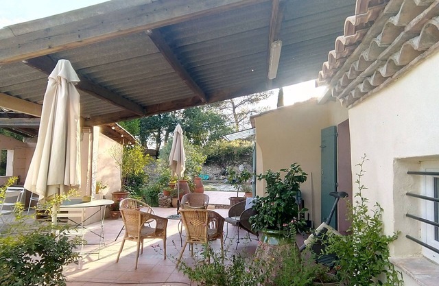 Charming Mazet with large pool in sought after area, quiet and landscaped