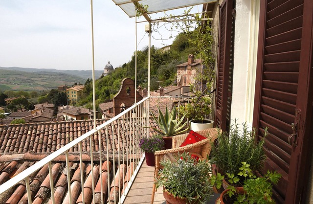 Charming Medieval Townhouse with Breathtaking Views in the historic centre Todi