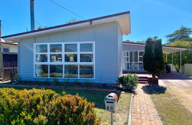 Charming Mid Century Bungalow- entire home