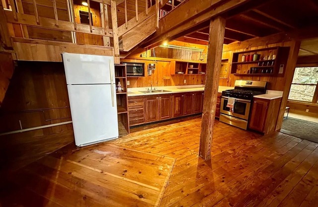 Charming Mountain 2-bedroom Farmhouse with AC, WiFi in delightful Westford