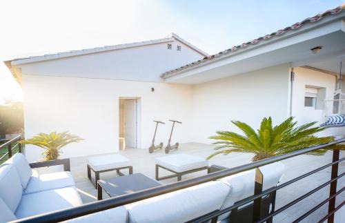 Charming New Beachside House up to 8 Beds!