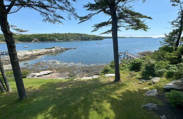 Charming ocean-front cottage, stunning views of Linekin Bay out to Gulf of Maine